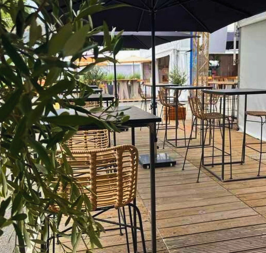Rattan-Barhocker an hohen Tischen