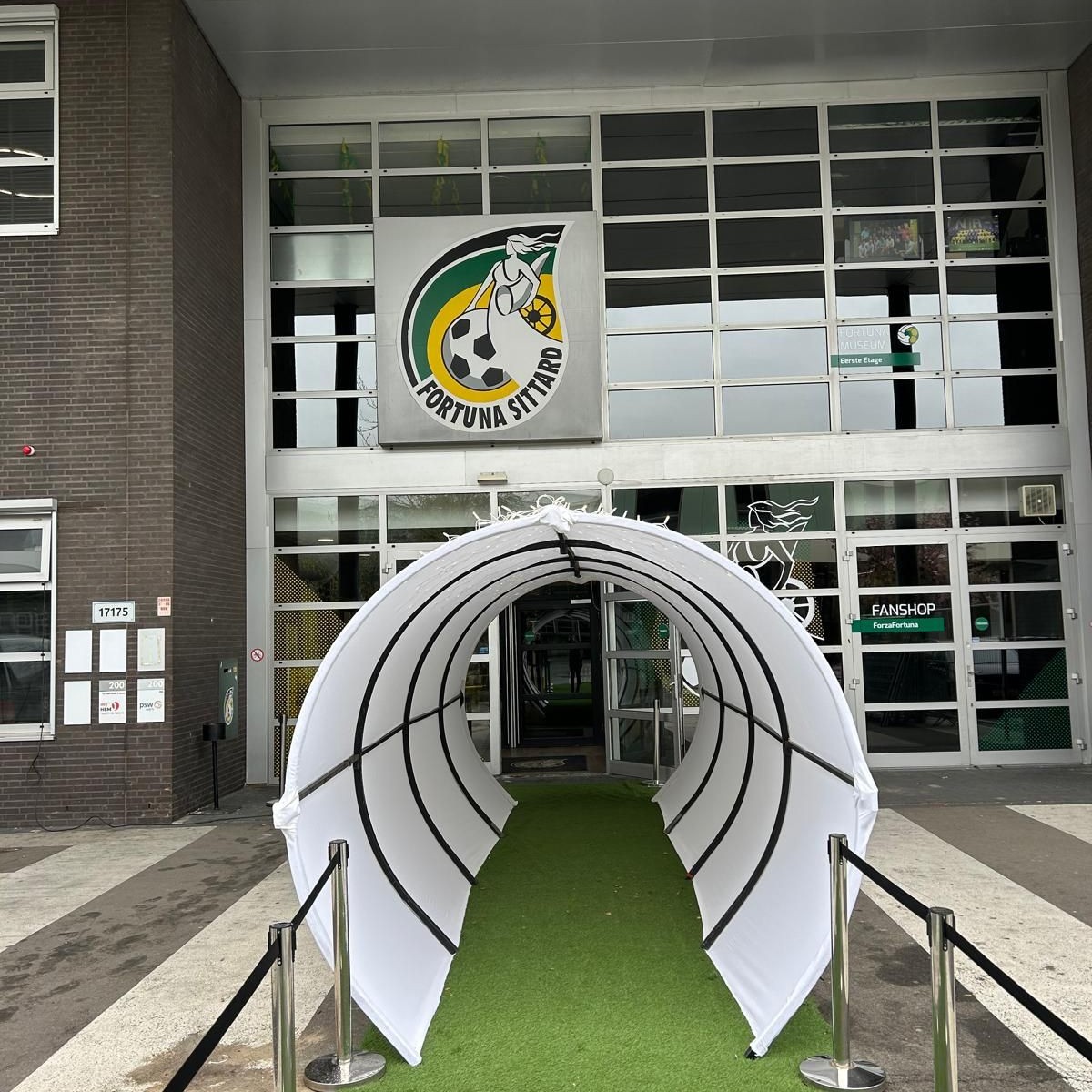 Willkommenstunnel mit weißen Tüchern und Teppich bei Fortuna Sittard