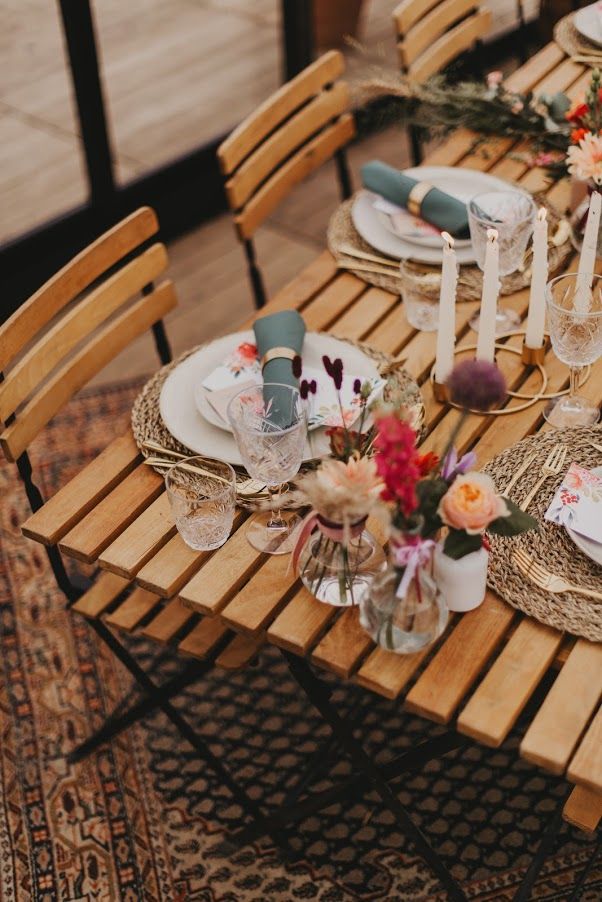Tischstyling mit Kerzen und Blumen