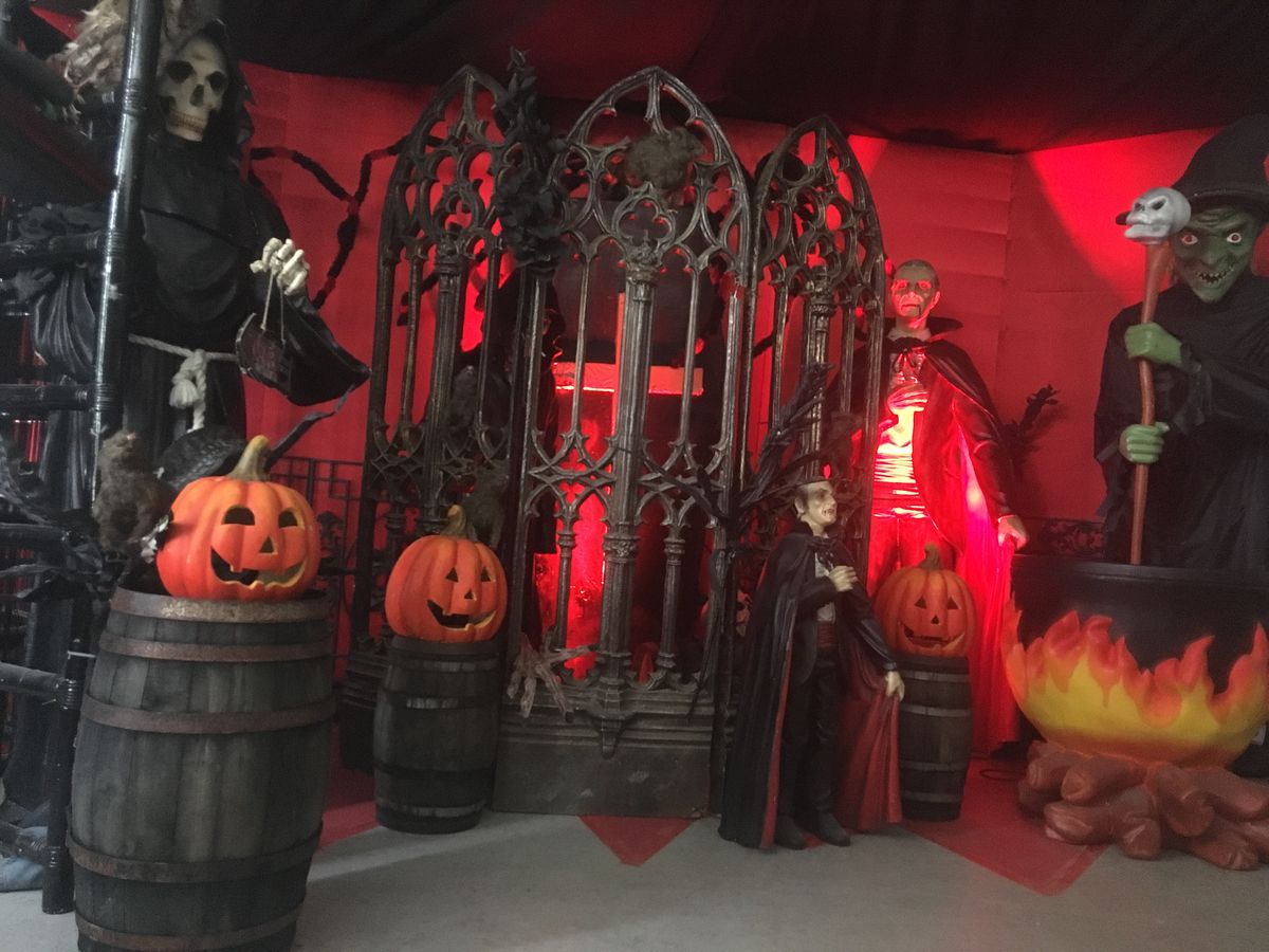 Halloween-Dekoration mit Kürbissen, Dracula, Hexe und gruseligem Schlossdekor