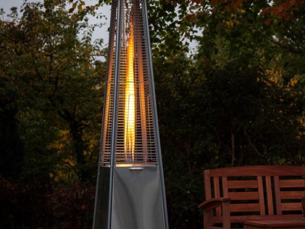 Pyramiden-Heizstrahler aus Edelstahl mit sichtbarer Flamme auf einer Terrasse