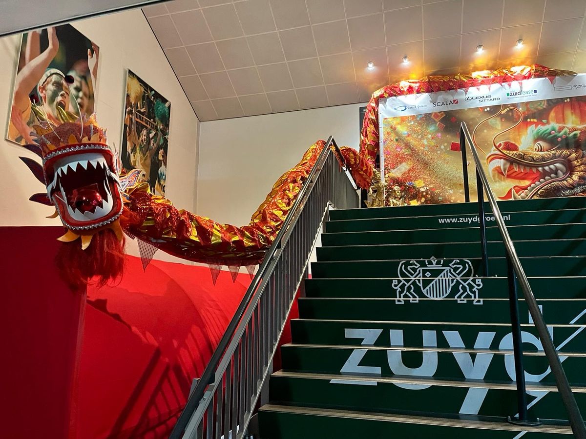 Chinesische Drachendekoration entlang des Treppenhauses bei einem Länder- und Kulturenthema