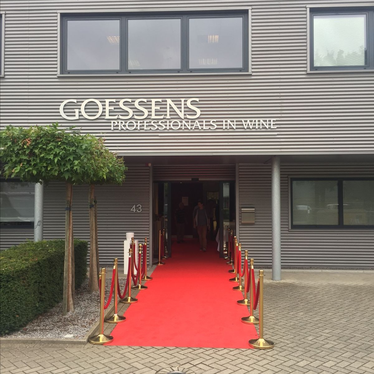 Roter Teppich mit goldenen Absperrständern bei Goessens Professionals in Wine