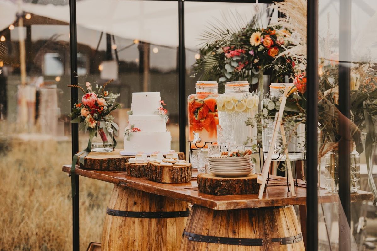 Sweet Table mit Hochzeitstorte auf Weinfässern