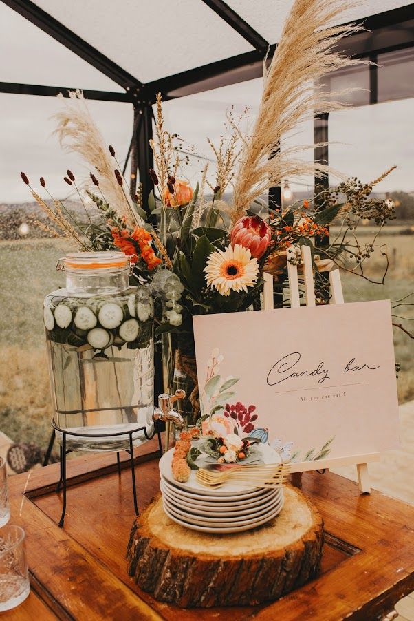 Candybar mit Trockenblumen und Wasserspender