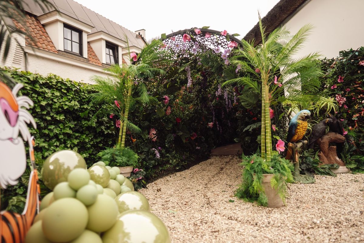 Blumenbogen mit Palmen und Papagei