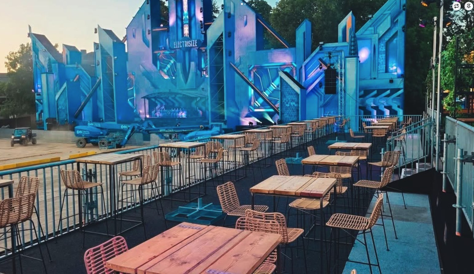 Festivalbühne mit VIP-Terrasse und Sitzmöbeln auf dem Gelände