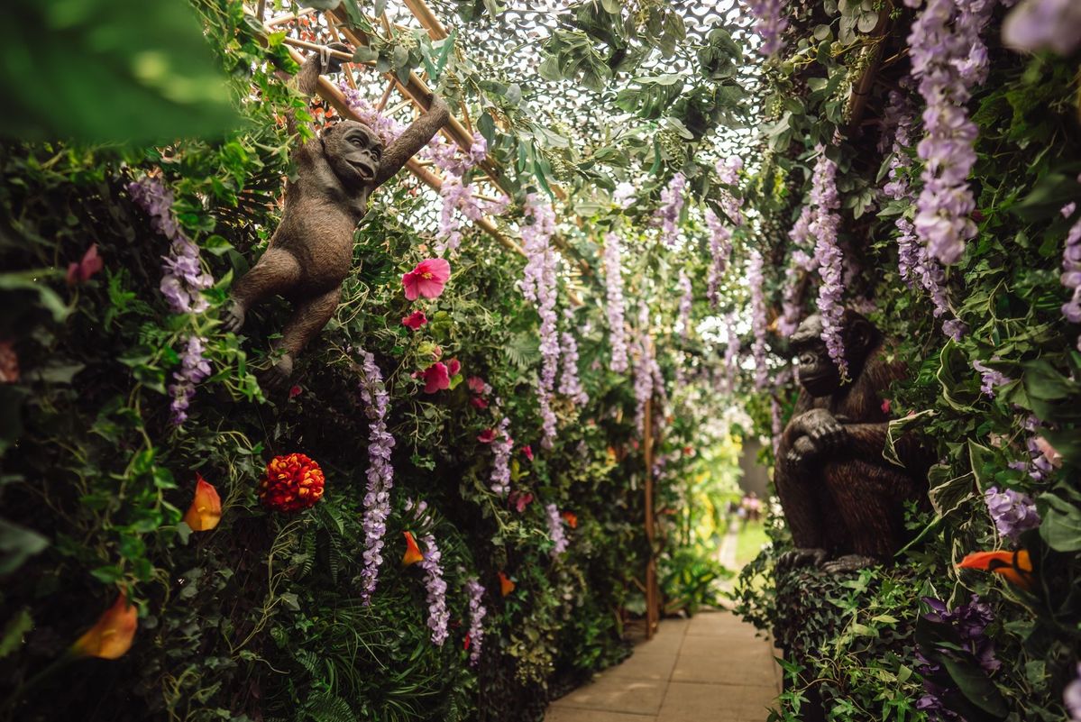 Dschungeltunnel mit Blumen und Affenfiguren
