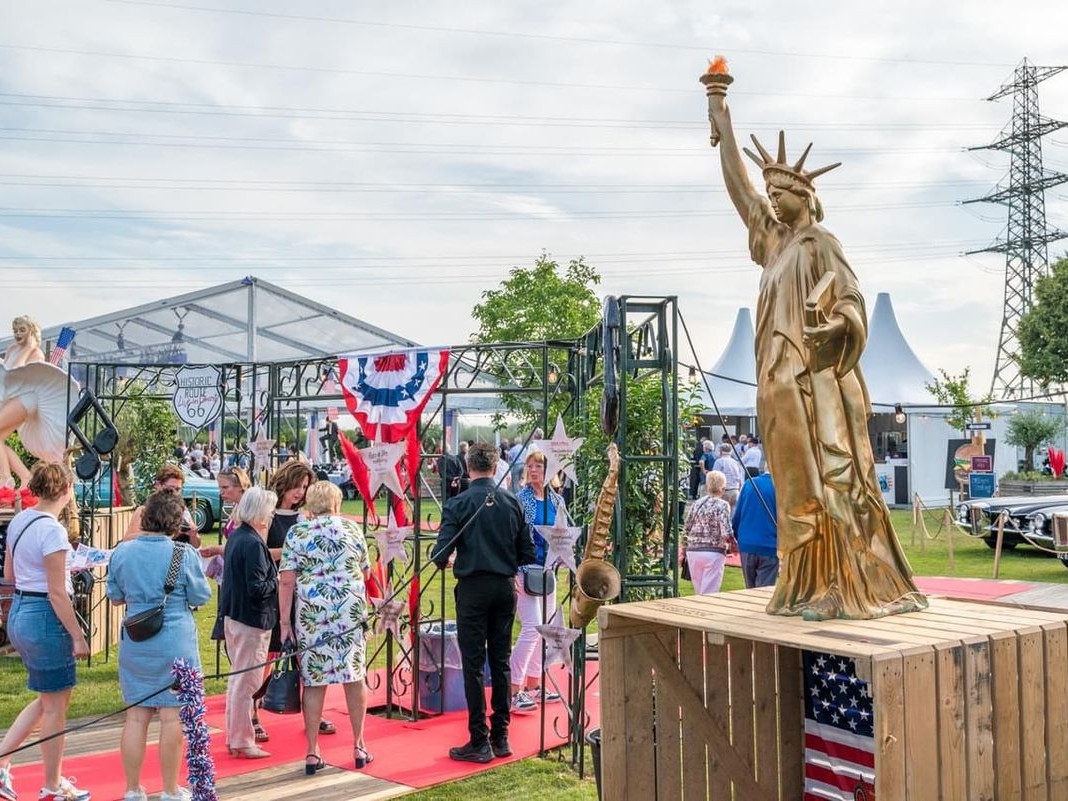 Amerikanische Retro-Themenparty mit goldener Freiheitsstatue und rotem Teppich