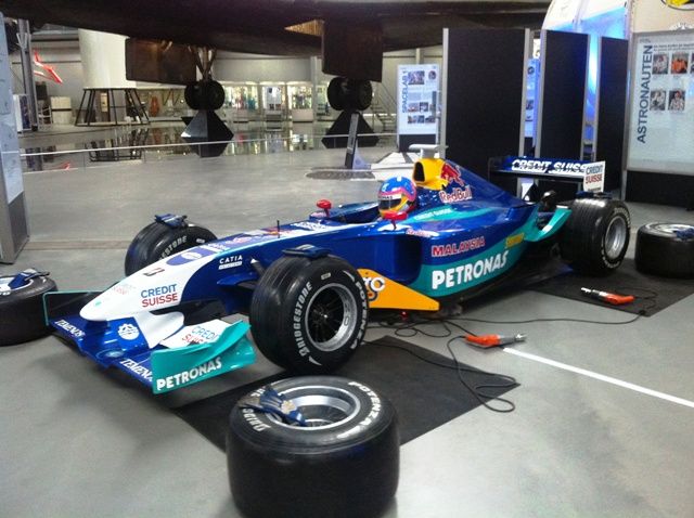 Blauer Formel-1-Rennwagen mit Petronas-Lackierung als Blickfang auf einem Event