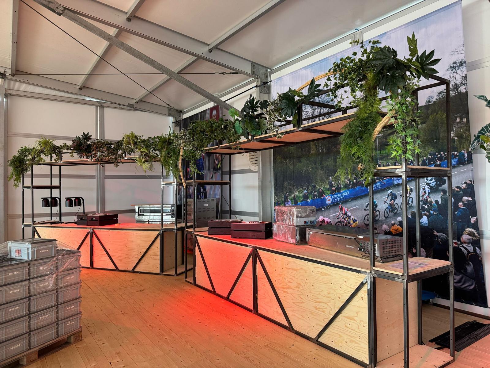 Maßgefertigte Bar aus Holz und Stahl mit Grünpflanzen-Dekoration in einem Zelt